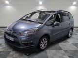 la citrole grise est garée sur un carrelage en damier