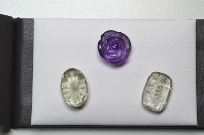 trois types de pierres précieuses différents sont présentés sur un fond blanc