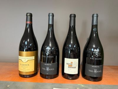 quatre bouteilles de vin sont alignées sur une table