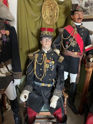 un groupe d'hommes vêtus d'uniformes militaires