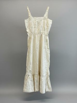 une photo d'une robe blanche suspendue à un cintre