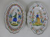 paire d'assiettes décoratives ornées d'oiseaux et de fleurs sur un fond blanc