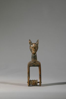un gros plan sur une statue représentant un chat assis sur une table
