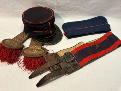 Lor sur le thème des pompiers comprenant 1 képi, 1 calot, 1 …