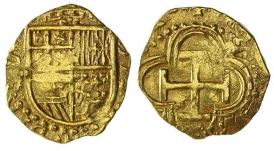 une pièce d'or avec une croix au recto et une croix au verso