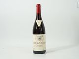 une bouteille de vin posée sur une table