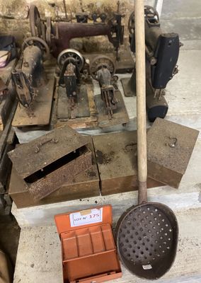 une vieille machine posée sur une table