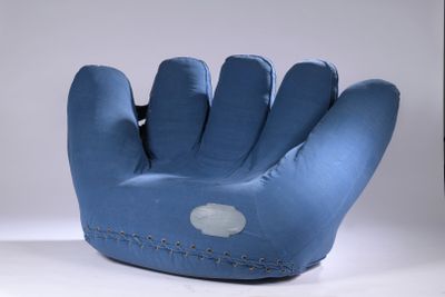 un gant de baseball bleu posé sur une table