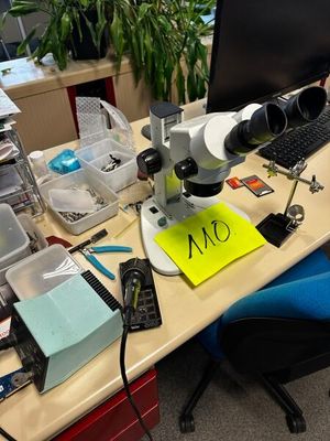 un bureau sur lequel se trouvent un ordinateur, un écran, un clavier, une souris et d'autres objets
