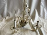 une image d'un lustre en verre