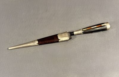 a pen that is laying on a table
