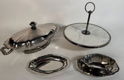 trois couverts posés sur une table blanche