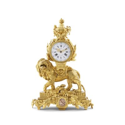 une horloge en or surmontée d'un lion