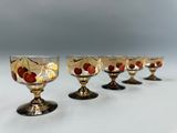 quatre verres décorés de cerises, posés sur une table