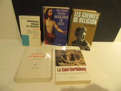 plusieurs livres sont posés sur une table les uns à côté des autres