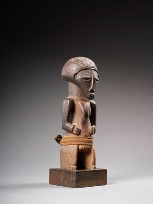 une image représentant une statue en bois d'un homme tenant un panier