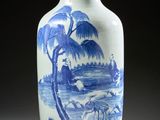 vase bleu et blanc orné d'une peinture représentant un paysage de montagne
