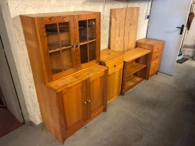 Ensemble de mobilier en pichepin comprenant : - Petit buffet…