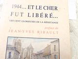 un livre sur la couverture duquel figure une illustration représentant une scène de rue
