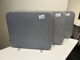 trois bagages posés sur une table blanche