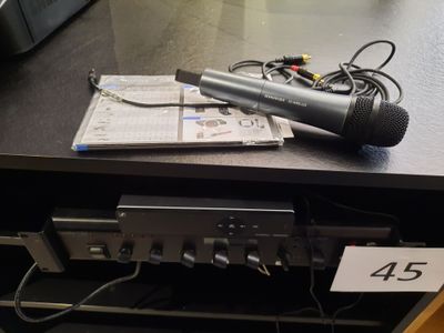 un micro posé sur une table, à côté d'un livre