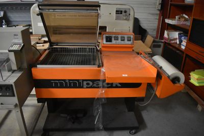 a machine that is sitting on a table in a room