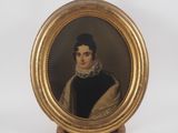 portrait d'une femme en robe noire dans un cadre doré
