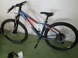 un vélo posé par terre à côté d'autres vélos