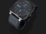 gros plan d'une montre sur une surface noire