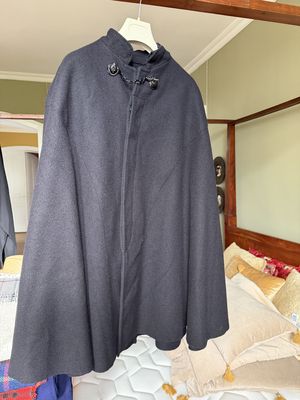 un manteau suspendu à un porte-vêtements dans une chambre
