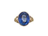 une bague en or sertie d'un saphir bleu au centre