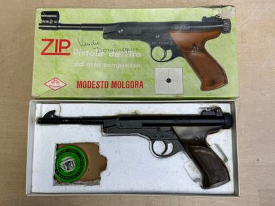 une boîte contenant un pistolet et un briquet