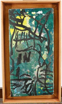 une photo d'un tableau dans un cadre en bois posé sur une table