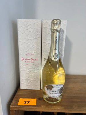 une bouteille de champagne posée sur une étagère à côté d'un casier à vin