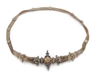 un collier en or et en argent orné d'une croix