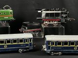 quatre petits trains jouets placés les uns à côté des autres