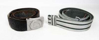 une paire de ceintures en cuir avec des boucles métalliques sur un fond blanc