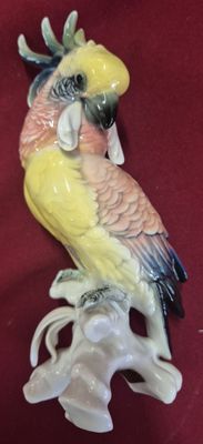 une figurine représentant un perroquet perché sur une branche