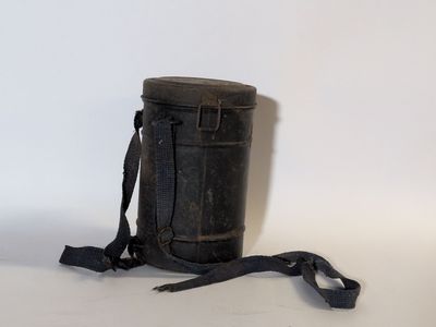 un sac noir posé sur une surface blanche