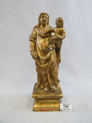 l'image d'une statue représentant une femme tenant un enfant dans ses bras