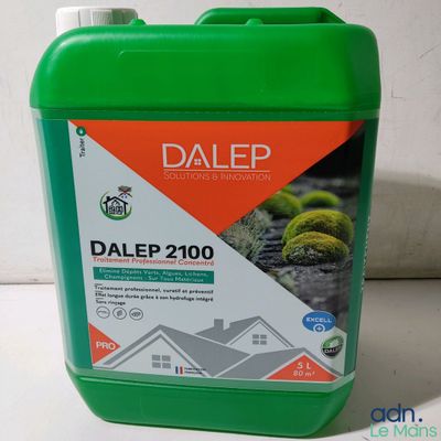 un gros plan d'un gallon de Dalep 2200 posé sur une table
