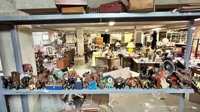 une pièce avec beaucoup d'objets sur les étagères