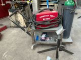 un extincteur rouge posé sur un chariot dans un garage