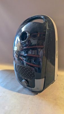 une radio posée sur une table