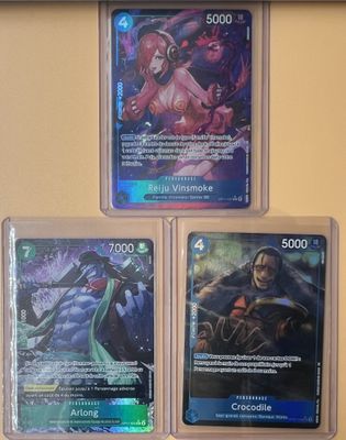 Quatre cartes différentes sont accrochées au mur d'une pièce.