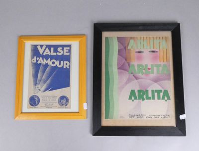 deux affiches encadrées accrochées côte à côte au mur