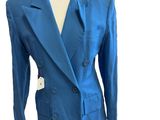 La veste est bleue et comporte des boutons sur le revers.