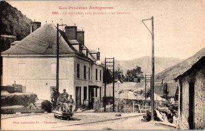 une vieille photo d'une rue de ville avec une calèche
