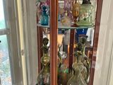 de nombreux vases en verre exposés dans une vitrine