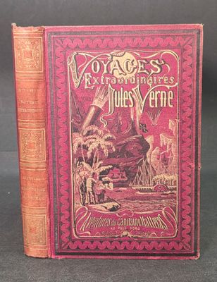 la couverture d'un livre rouge sur laquelle figure l'image d'un homme dans un bateau